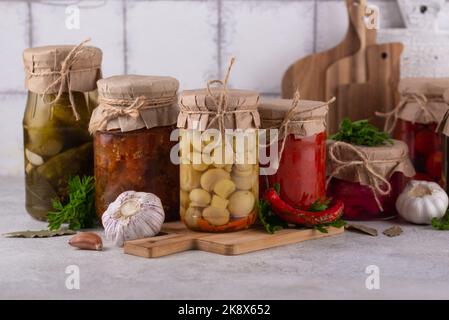 Eingelegtes Gemüse in Gläsern. Stockfoto