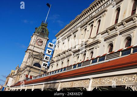 Ballarat Australia / Außenansicht des Central Square Shopping Centers und des Rathauses von 1872 im Hintergrund. Stockfoto