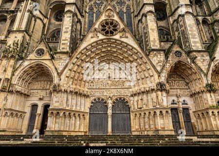 Der reich verzierte Eingang zur Cathédrale Saint-Étienne, Bourges, Frankreich Stockfoto