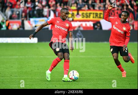 Bundesliga, BayArena Leverkusen; Bayer Leverkusen gegen VfL Wolfsburg; Moussa Diaby, Jeremie Frimpong Stockfoto