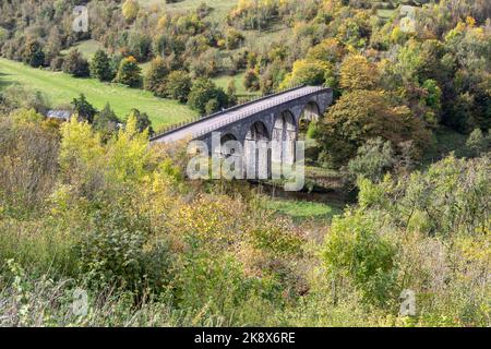 Das Grabstein-Viadukt, Monsal Dale, wurde von der Midland Railway über den Fluss Wye gebaut Stockfoto