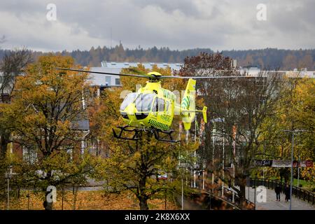 FinnHEMS, finnischer Hubschrauber-Rettungsdienst, medizinischer Hubschrauber hebt vom Salo Market Square ab. Salo, Finnland. 14. Oktober 2022. Stockfoto