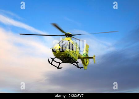 FinnHEMS, Finnish Helicopter Emergency Medical Services, medizinischer Hubschrauber hebt gegen blauen Himmel und Wolken ab. Stockfoto