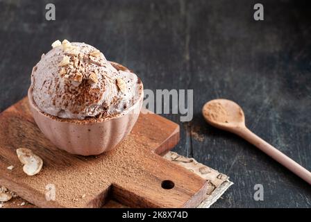 Hausgemachtes Cashew- und Kakaoeis auf dunklem Hintergrund. Stockfoto