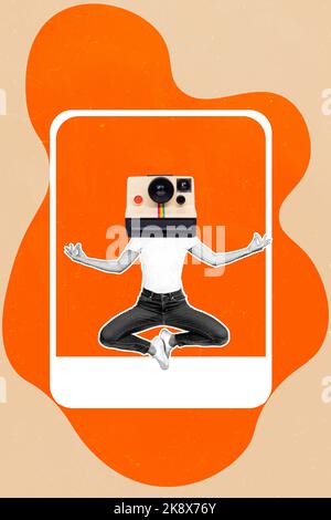 Vertikale Collage der Fotografie Vermittlung Person schwarz weiß Effekt Kamera statt Kopf isoliert auf gemaltem Hintergrund Stockfoto