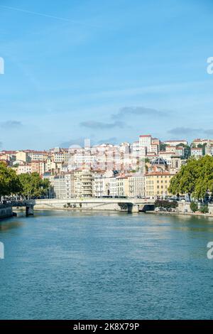 Französische Stadt an einem sonnigen Tag mit einer Straße am Fluss Stockfoto