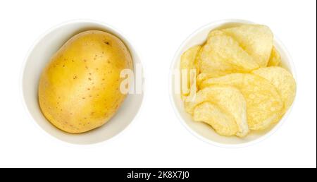 Ganze Kartoffel und gesalzene Kartoffelchips, in weißen Schalen, von oben, isoliert, über weiß. Rohe Kartoffel, eine Knolle aus Wurzelgemüse Solanum tuberosum. Stockfoto