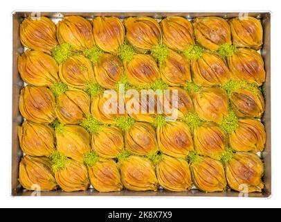 Muschel Baklava mit Pistazie auf Tablett isoliert auf weißem Hintergrund. Türkische Küche. Nahaufnahme. Lokaler Name tepsi midye baklava Stockfoto