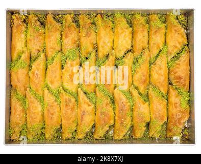 Sobiyet Baklava mit Pistazie in Schale isoliert auf weißem Hintergrund. Türkische Küche. Nahaufnahme Stockfoto