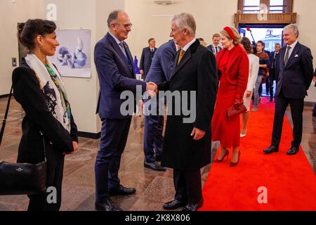 Vilnius, Litauen. 25. Oktober 2022. König Philippe - Filip von Belgien und Königin Mathilde von Belgien treffen am zweiten Tag des offiziellen Staatsbesuchs des belgischen Königspaares in der Republik Litauen am Dienstag, dem 25. Oktober 2022, in Vilnius zu einem Treffen mit belgischen und litauischen Unternehmen ein. BELGA FOTO POOL OLIVIER MATTHYS Kredit: Belga Nachrichtenagentur/Alamy Live News Stockfoto