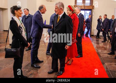 Vilnius, Litauen. 25. Oktober 2022. König Philippe - Filip von Belgien und Königin Mathilde von Belgien treffen am zweiten Tag des offiziellen Staatsbesuchs des belgischen Königspaares in der Republik Litauen am Dienstag, dem 25. Oktober 2022, in Vilnius zu einem Treffen mit belgischen und litauischen Unternehmen ein. BELGA FOTO POOL OLIVIER MATTHYS Kredit: Belga Nachrichtenagentur/Alamy Live News Stockfoto