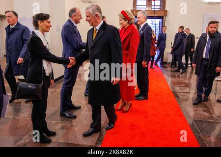 Vilnius, Litauen. 25. Oktober 2022. König Philippe - Filip von Belgien und Königin Mathilde von Belgien treffen am zweiten Tag des offiziellen Staatsbesuchs des belgischen Königspaares in der Republik Litauen am Dienstag, dem 25. Oktober 2022, in Vilnius zu einem Treffen mit belgischen und litauischen Unternehmen ein. BELGA FOTO POOL OLIVIER MATTHYS Kredit: Belga Nachrichtenagentur/Alamy Live News Stockfoto