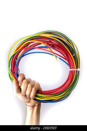 Elektriker-Kabel in der Hand isolieren. Selektiver Fokus. Menschen. Stockfoto