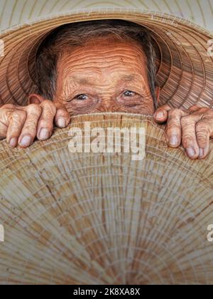 Alte Frauen mit ihrer Wassermelonenfrucht - Ältere Frau - Nahaufnahme Porträt eines alten weiblichen Gesichts, einer älteren Frau mit faltiger Haut und Blick auf die Kamera Stockfoto