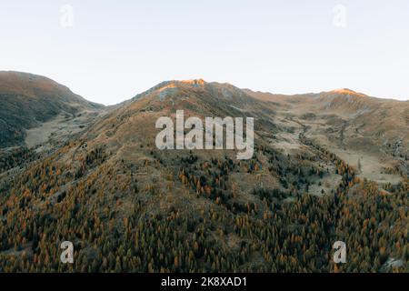 Sonnenuntergang am Berg. Die letzten Sonnenstrahlen im Herbst an einem Berg. Stockfoto