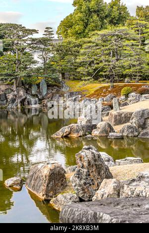 Traditioneller japanischer Garten im Heian Jingu-Schrein in Kyoto, Japan Stockfoto