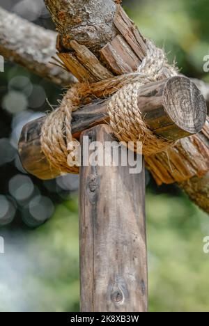 Nahaufnahme eines japanischen Knotens, der für Bambuszäune im Heian Jingu-Schrein, Kyoto, Japan, verwendet wird Stockfoto