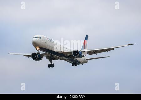 London, Großbritannien. 25. August 2022. Delta Air Lines Großraumflugzeug vom Typ Boeing 767-400 mit der Hecknummer N836MH landet am Flughafen London Heathrow in Großbritannien. Delta Airlines ist die zweitgrößte Fluggesellschaft der Welt, gemessen an Flottengröße und Passagieraufkommen. Die amerikanische Fluggesellschaft ist Mitglied der Sky Team Aviation Group. (Bild: © Nik Oiko/SOPA Images via ZUMA Press Wire) Stockfoto