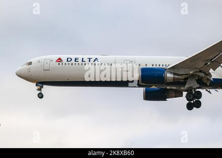 London, Großbritannien. 25. August 2022. Delta Air Lines Großraumflugzeug vom Typ Boeing 767-400 mit der Hecknummer N836MH landet am Flughafen London Heathrow in Großbritannien. Delta Airlines ist die zweitgrößte Fluggesellschaft der Welt, gemessen an Flottengröße und Passagieraufkommen. Die amerikanische Fluggesellschaft ist Mitglied der Sky Team Aviation Group. (Bild: © Nik Oiko/SOPA Images via ZUMA Press Wire) Stockfoto