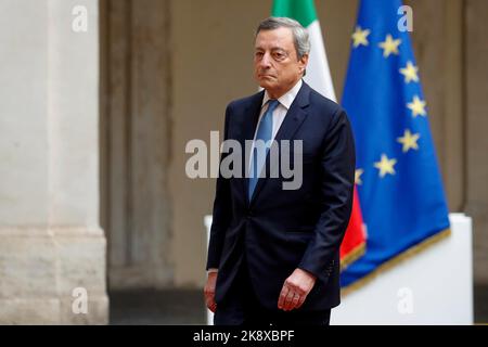 Italien, Rom, 23. Oktober 2022: Der scheidende Premierminister Mario Draghi verlässt den Palazzo Chigi, nachdem er die neue Premierministerin Giorgia Meloni begrüßt hat Stockfoto