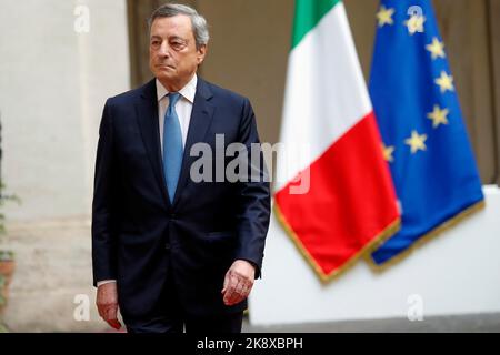Italien, Rom, 23. Oktober 2022: Der scheidende Premierminister Mario Draghi verlässt den Palazzo Chigi, nachdem er die neue Premierministerin Giorgia Meloni begrüßt hat Stockfoto