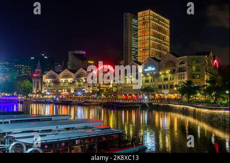 Riverside Point, Singapur, aufgenommen bei Nacht Stockfoto