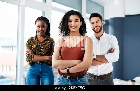 Nichts kann uns davon abhalten, unsere Ziele zu erreichen. Ein Porträt einer attraktiven jungen Geschäftsfrau, die mit gekreuzten Armen vor ihr steht Stockfoto