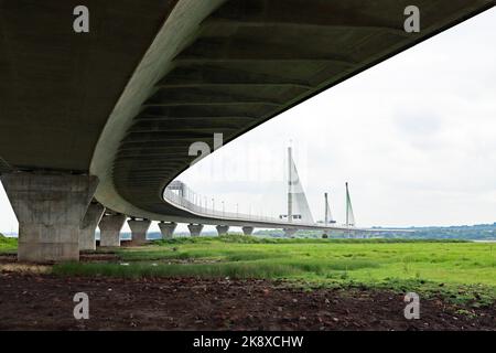 CW 9079 Mersey Gateway Bridge June 2022 no 2 die Mersey Gateway Bridge überquert den Fluss Mersey und den Manchester Ship Kanal zwischen Widnes und Runc Stockfoto