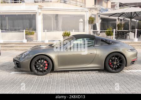 Metallisch grau Porsche 992 Targa geparkt am Meer in Can pastilla mallorca spanien Stockfoto