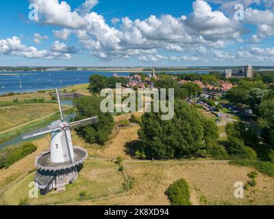 Luftaufnahme mit der Windmühle De Koe, im Hintergrund Stadtbild mit der Großen Kirche und dem Rathaus, Veere, Zeeland, Niederlande, Europa Stockfoto