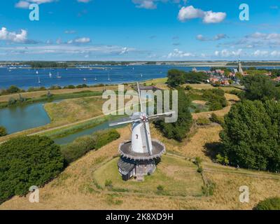 Luftaufnahme mit der Windmühle De Koe, im Hintergrund das Veerse Meer und das Stadtbild mit dem Rathaus, Veere, Zeeland, Niederlande, Europa Stockfoto