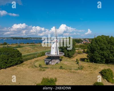 Luftaufnahme mit der Windmühle De Koe, im Hintergrund das Veerse Meer, Veere, Zeeland, Niederlande, Europa Stockfoto