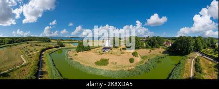 Luftaufnahme mit der Windmühle De Koe, im Hintergrund das Veerse Meer und das Stadtbild mit dem Rathaus, Veere, Zeeland, Niederlande, Europa Stockfoto