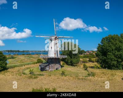 Luftaufnahme mit der Windmühle De Koe, im Hintergrund das Binnenwasser Veerse Meer, Veere, Zeeland, Niederlande, Europa Stockfoto