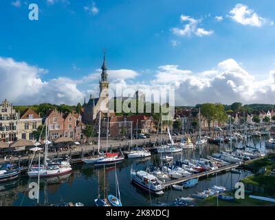 Luftaufnahme mit Yachthafen und historischem Rathaus, Veere, Zeeland, Niederlande, Europa Stockfoto