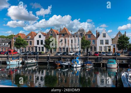 Stadtbild am Yachthafen, Veere, Zeeland, Niederlande, Europa Stadtbild am Yachthafen von Veere. Veere ist eine Stadt in der Provinz Zeeland in der Neth Stockfoto