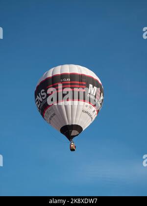 Sint Niklaas, Belgien, 04. September 2022, Heißluftballon in den Farben weiß, schwarz und rot mit Werbung darauf Stockfoto