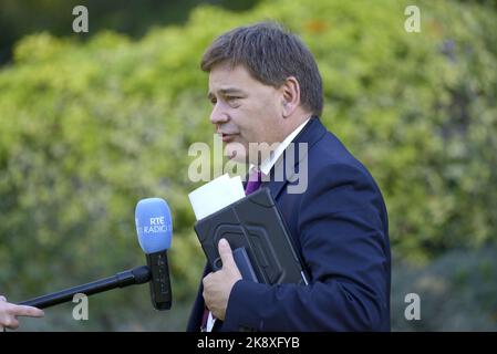 Andrew Bridgen, Abgeordneter (Con: North West Leicestershire), interviewt vom irischen Radio RTE in Westminster, am Tag, an dem Rishi Sunak Führer der Conserva wurde Stockfoto