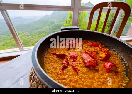 Traditionelles spanisches Essen. Paella mit einem Hummer. Leckeres Essen aus Valencia. Stockfoto