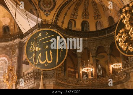 Islamisches Foto. Kalligraphie des Namens Allahs in der Hagia Sophia oder der Ayasofya Moschee. Lärm inklusive. Istanbul Türkei - 8.12.2022 Stockfoto