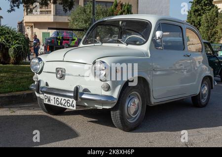 Felanitx, Spanien; oktober 23 2022: Sitzwagen Modell 600 weiß, auf einer Oldtimer-Show auf der Straße geparkt. Felanitx, Insel Mallorca, Spanien Stockfoto