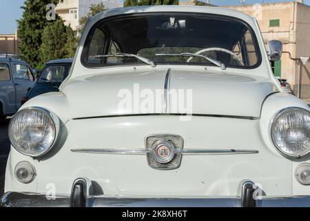 Felanitx, Spanien; oktober 23 2022: Sitzwagen Modell 600 weiß, auf einer Oldtimer-Show auf der Straße geparkt. Felanitx, Insel Mallorca, Spanien Stockfoto