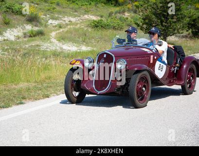 URBINO - ITALIEN - JUN 16 - 2022 : FIAT 508 S BALILLA COPPA D ORO 1934 auf einem alten Rennwagen in der Rallye Mille Miglia 2022 Stockfoto