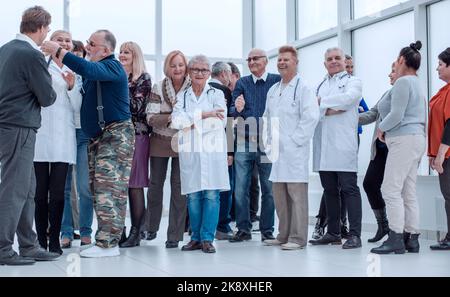 Gruppe Von Reifen Menschen Und Ärzten Im Innen-Bereich In Voller Länge Stockfoto