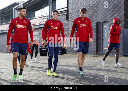 AMSTERDAM - (LR) Lisandro Magallan von Ajax, Edson Alvarez von Ajax, Lorenzo Lucca von Ajax, Brian Brobbey von Ajax während der Trainingseinheit vor dem Champions-League-Spiel zwischen Ajax Amsterdam und dem FC Liverpool im Sportkomplex de Toekomst am 25. Oktober 2022 in Amsterdam, Niederlande. ANP MAURICE VAN STEEN Stockfoto