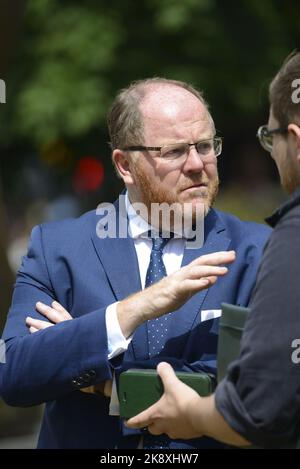 George Freeman MP (Con: Mid Norfolk) über College Green, Westminster, Juli 2022 Stockfoto