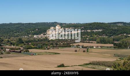 Chateau de Beynac erbaut auf einer Kalksteinklippe, dominiert die Stadt Beynac-et-Cazenac und das Nordufer der Dordogne, blauer Himmel Stockfoto