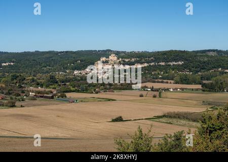 Chateau de Beynac erbaut auf einer Kalksteinklippe, dominiert die Stadt Beynac-et-Cazenac und das Nordufer der Dordogne, blauer Himmel Stockfoto