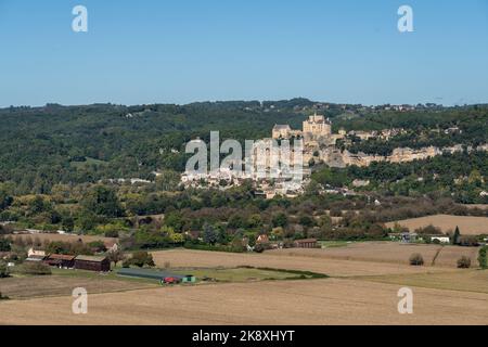 Chateau de Beynac erbaut auf einer Kalksteinklippe, dominiert die Stadt Beynac-et-Cazenac und das Nordufer der Dordogne, blauer Himmel Stockfoto