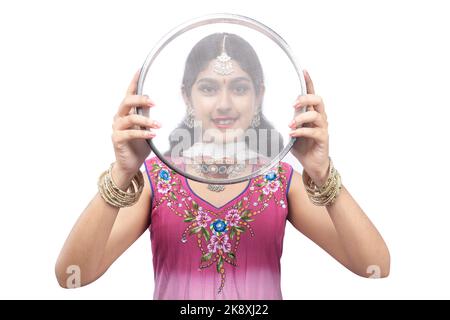 Indische Frau hält Karwa Chauth Sieb und Diya Öllampen für die Karwa Chauth Feier isoliert auf weißem Hintergrund Stockfoto
